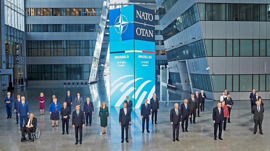 Foto de familia de los líderes de la OTAN, que posaron unos minutos sin marscarilla pero manteniendo la distancia de seguridad. (EFE)