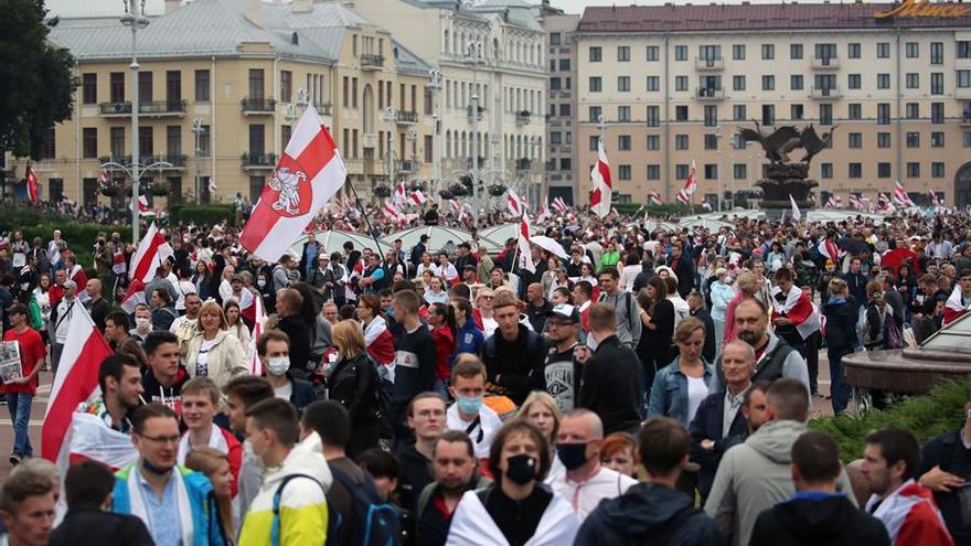 Los detractores del presidente bielorruso, que celebraron el domingo pasado en Minsk la marcha más multitudinaria en la historia de ese país, pretenden repetir el éxito de esa convocatoria. (EFE)