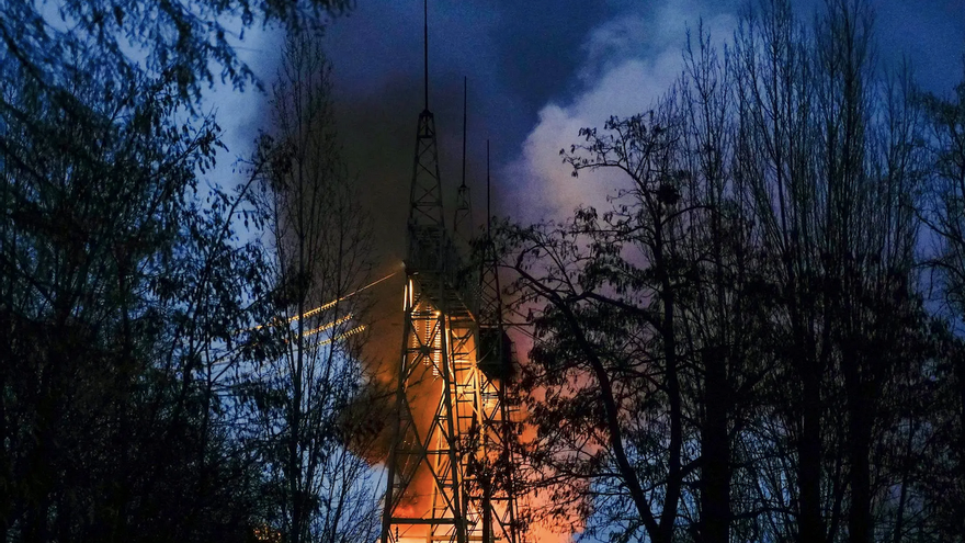 El humo se eleva del fuego en una torre eléctrica objetivo de un ataque ruso con drones en Kiev (Ucrania), este 19 de diciembre de 2022. (EFE/Stringer)