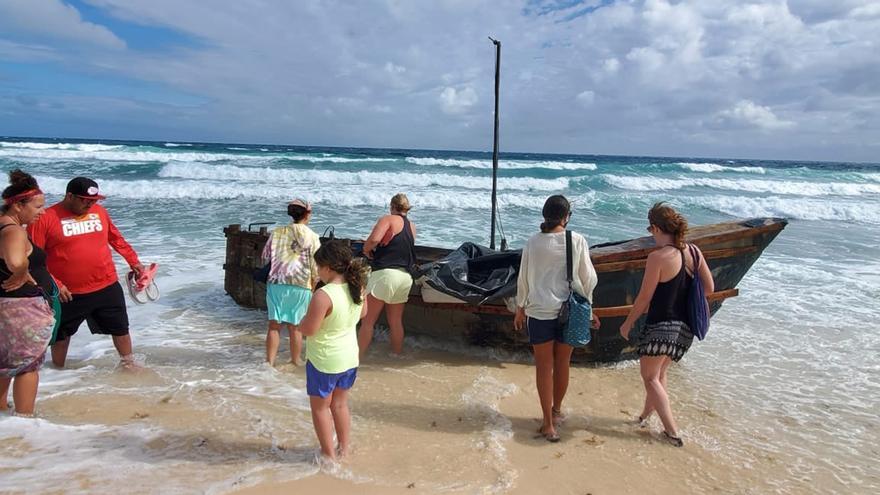 La embarcación usada por balseros cubanos se encuentra abandonada en la costa oriente de la zona insular de Isla Mujeres y sirve de atractivo a turistas. (Facebook/Cambio 22)