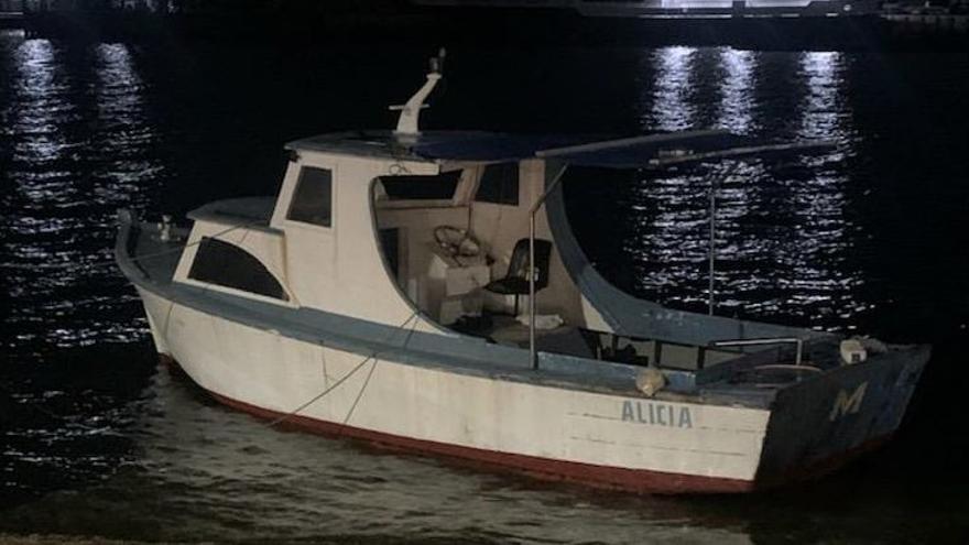 Una de las embarcaciones en las que viajaban balseros cubanos este fin de semana y fueron interceptadas por las autoridades estadounidenses. (Twitter/@USBPChiefMIP)