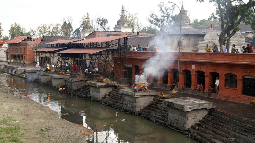 En el emblemático templo de Pashupatinath se han multiplicado dramáticamente las cremaciones. (CC)