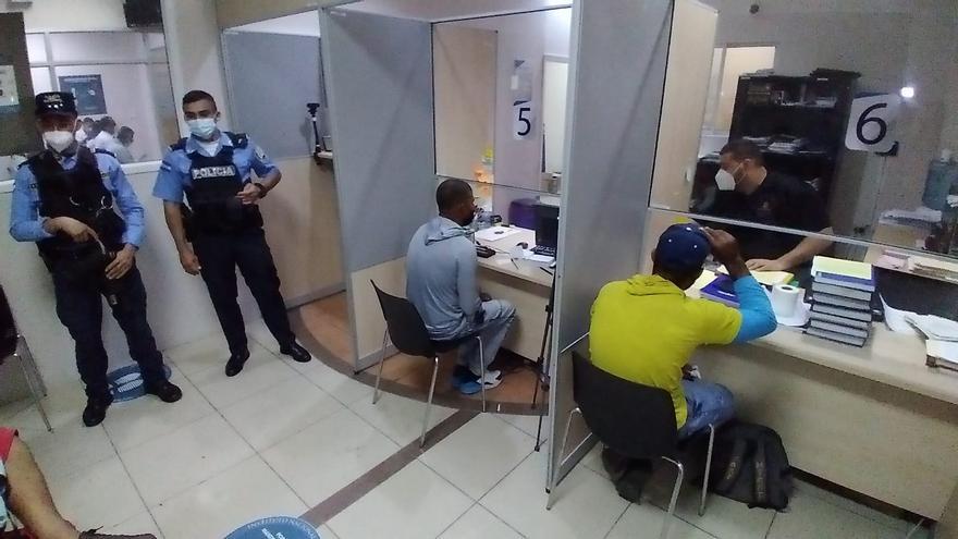 Los migrantes se encontraban en la mañana de este miércoles en las oficinas de la Policía de Fronteras a la espera de los documentos. (Cesar Funes)