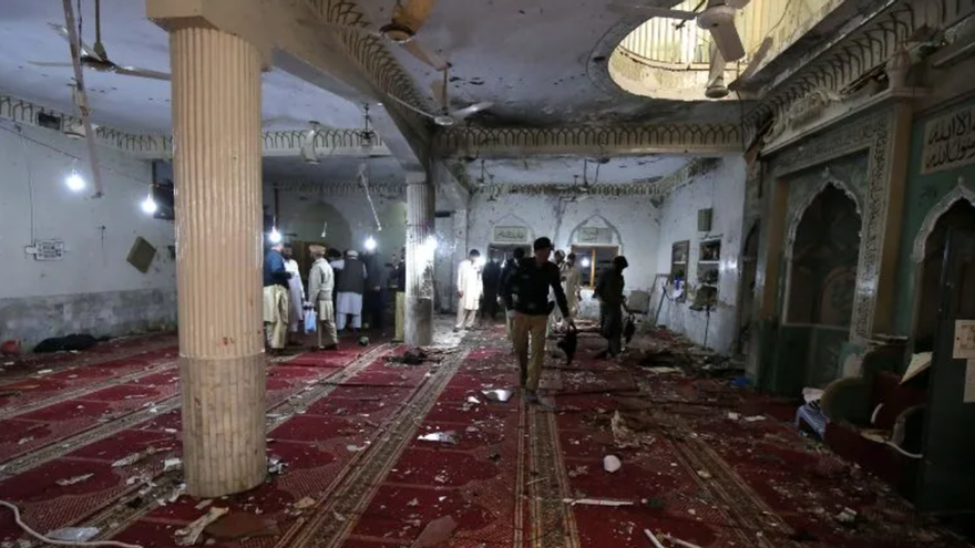 El atentado produjo daños en el interior de la mezquita, donde había esparcidos por el suelo alfombrado restos de las ventanas, que quedaron destrozadas. (EFE/ B. Arbab)
