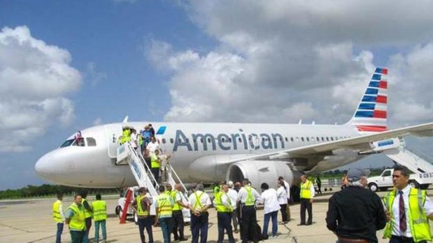 Un vuelo de la compañía estadounidense American Airlines durante un viaje comercial a Cuba. (EFE)