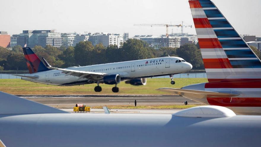 La empresa estadounidense Delta fue la más afectada por la cantidad de vuelos suspendidos por causa de ómicron. (EFE)