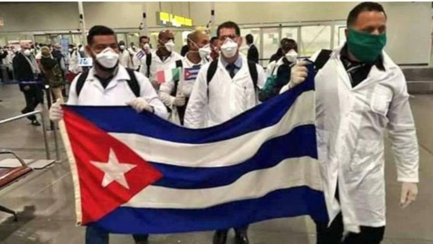 La estancia de los médicos cubanos en México estuvo rodeada de polémica desde que llegaron, el pasado abril. (Twitter/@m_ebrard)