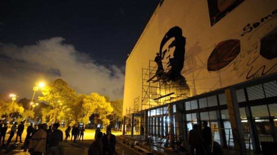 Los estudiantes terminaron de pintar el retrato del Che Guevara en la noche del viernes. (El Espectador)
