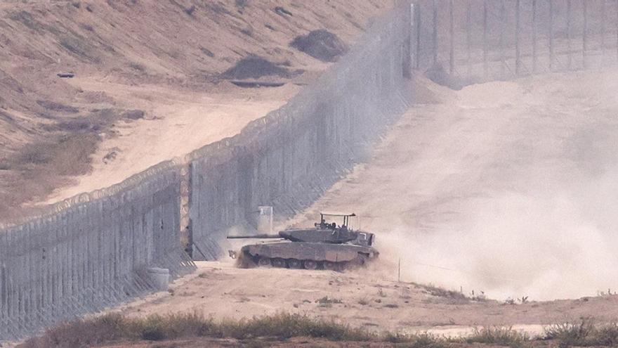 Un tanque israelí en la frontera con Gaza el 12 de noviembre de 2023. (EFE/EPA/Neil Hall)