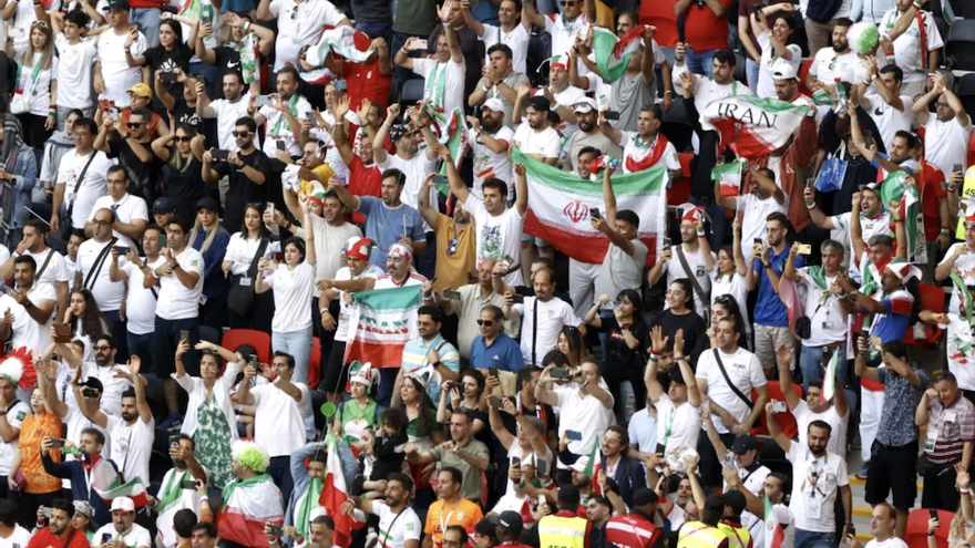 Los futbolistas de la selección iraní no cantaron el himno de su país antes del partido del mundial frente a Inglaterra, pero sí lo hicieron ante Gales el viernes. (EFE/EPA/Rungroj Yongrit)