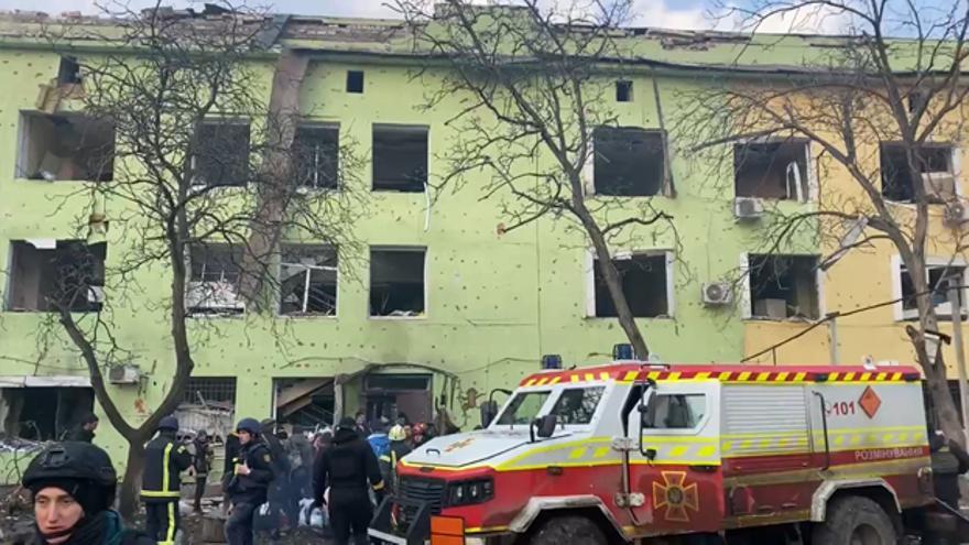 El hospital Mariupol en Ucrania fue atacado ayer por las fuerzas rusas. (Captura).