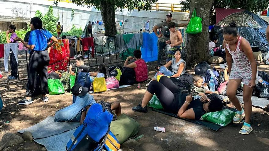 Los migrantes han improvisado un campamento con tiendas de acampar en el parque ecológico de Tapachula. (Nelson Rubio/América TeVé)