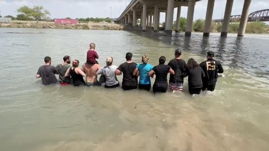 El grupo, integrado por 12 personas, se tomó de las manos y se metió al río, pero la fuerza de la corriente los superó. (Captura)
