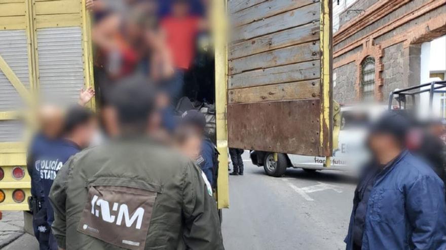 El camión en que eran llevados 91 cubanos fue interceptado en la ciudad de Izúcar de Matamoros, en el estado mexicano de Puebla. (INM)