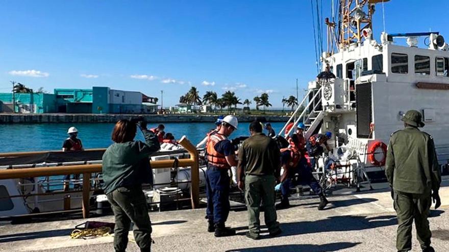 "Los migrantes interceptados en el mar fueron trasladados a patrulleros de la Guardia Costera", informaron las autoridades. (USCGSoutheast/Twitter)