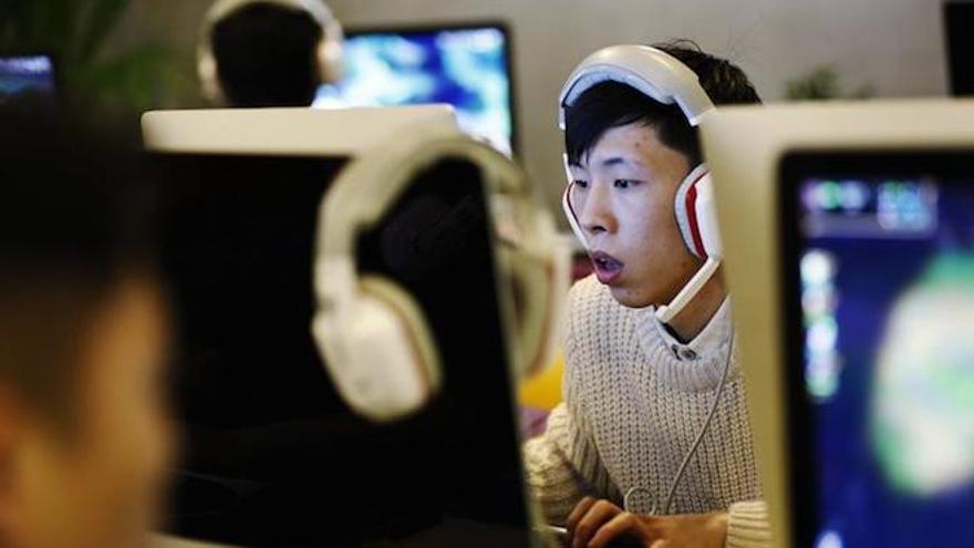 Un joven chino conectado a internet. (EFE)