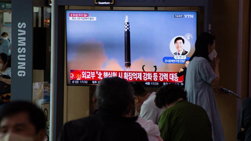 La televisión surcoreana informa del lanzamiento de misiles por parte de Pyongyang. (EFE /Jeon Heon-Kyun)