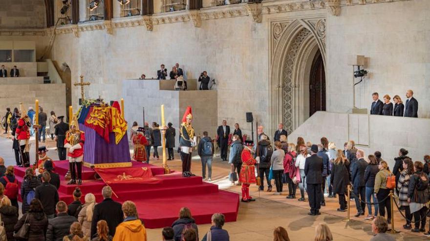 La mayoría de mandatarios visitaron la capilla ardiente de Isabel II antes del funeral, este lunes. (EFE)