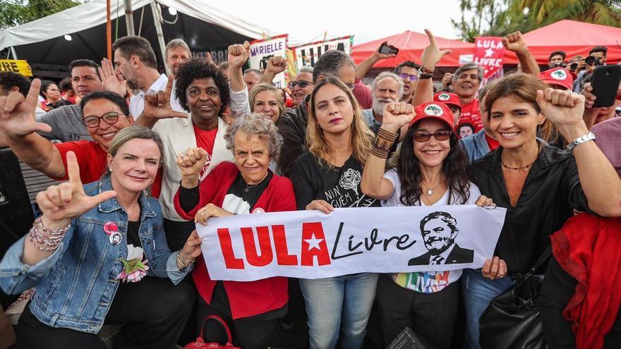 Una de las manifestaciones de apoyo a Lula, en Curitiba, donde estÃ¡ encarcelado el expresidente. (Ricardo Stuckert/PTBrasil)