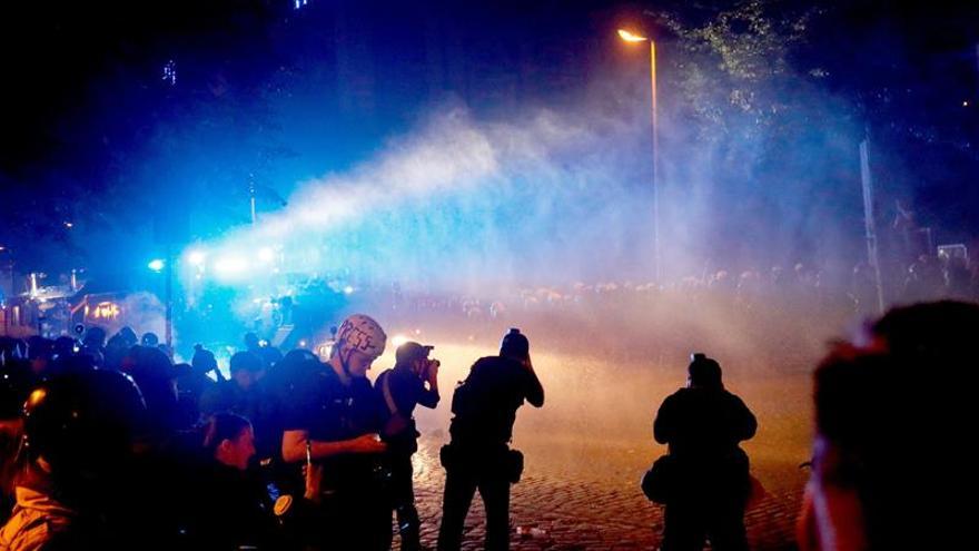 Un cañón de agua de la policía dispara a los manifestantes contra el G20 en el barrio de Schanzenviertel. ( EFE/Ronald Wittek)