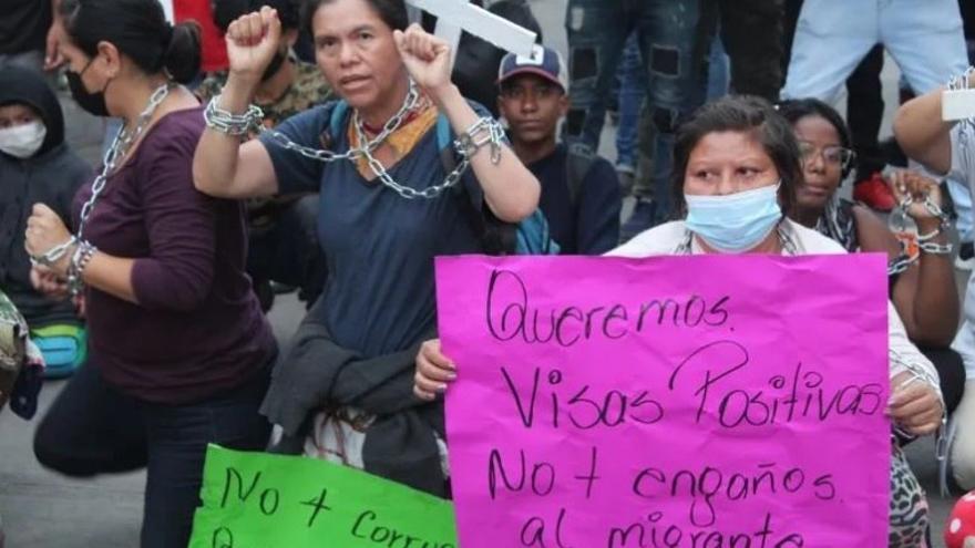 Muchos de los manifestantes en la ciudad fronteriza mexicana de Tapachula se encadenaron para exigir documentos migratorios y una decena de ellos se cosieron los labios. (EFE)