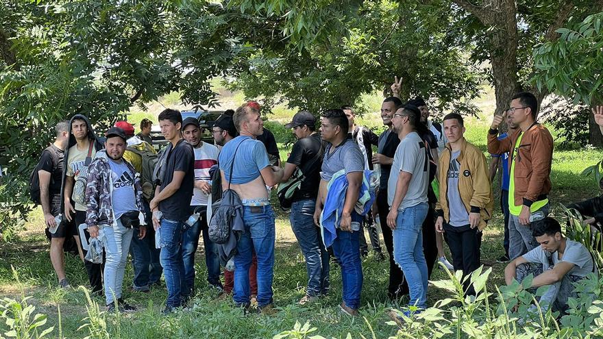 El miércoles fue ubicado un grupo de 250 migrantes en un huerto en Eagle Pass (Texas) (Twitter/@BillFOXLA)