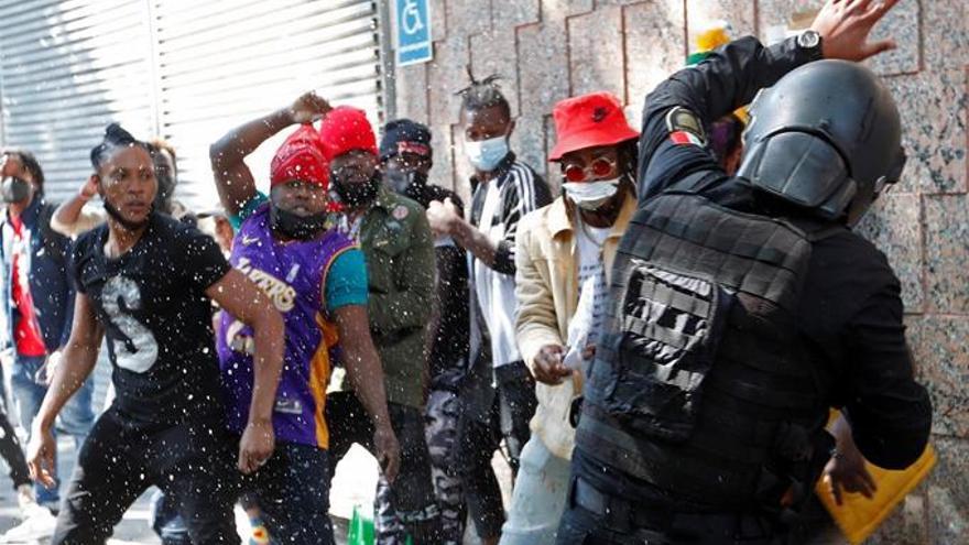 Unos 100 migrantes lanzaron piedras, palos y objetos a los efectivos de la GN, un cuerpo de seguridad civil y militar que se cubrió con escudos de los migrantes que desean abandonar Chiapas. (EFE)