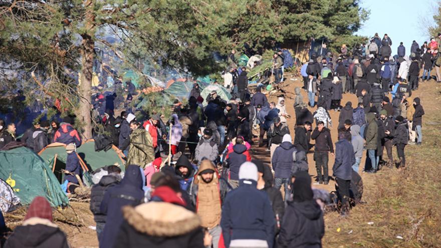 Los migrantes están situados en la frontera entre Polonia y Bielorrusia para intentar entrar en la UE. (EFE)