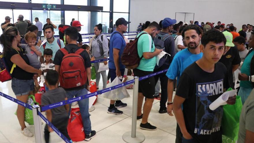 Un total de 900 migrantes, entre niños, niñas y mujeres embarazadas, han salido de Panamá con destino a Venezuela. (Minseg)