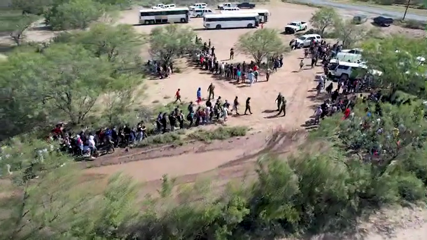 Un grupo masivo de migrantes cruza ilegalmente a Eagle Pass este 6 de julio de 2022. (@BillFOXLA/Twitter/Captura)