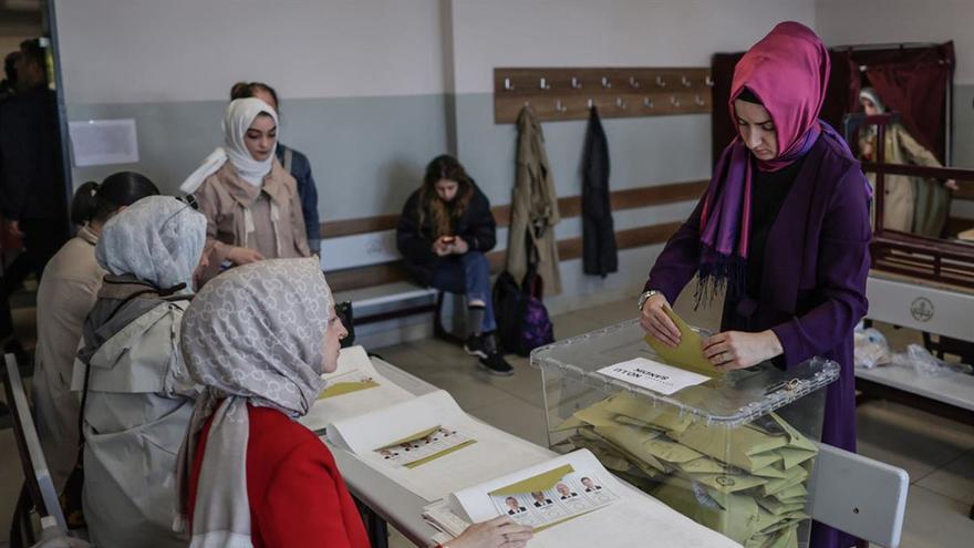 Unos 61 millones turcos pueden votar en más de 192.000 urnas para elegir a los 600 miembros del Parlamento y a quien será el nuevo presidente los próximos cinco años. (EFE)