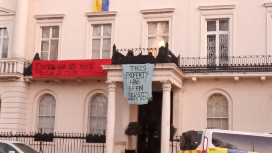 El movimiento okupa de Londres tomó la casa de un oligarca ruso en el lujos barrio de Belgravia este lunes. (resistlondon)
