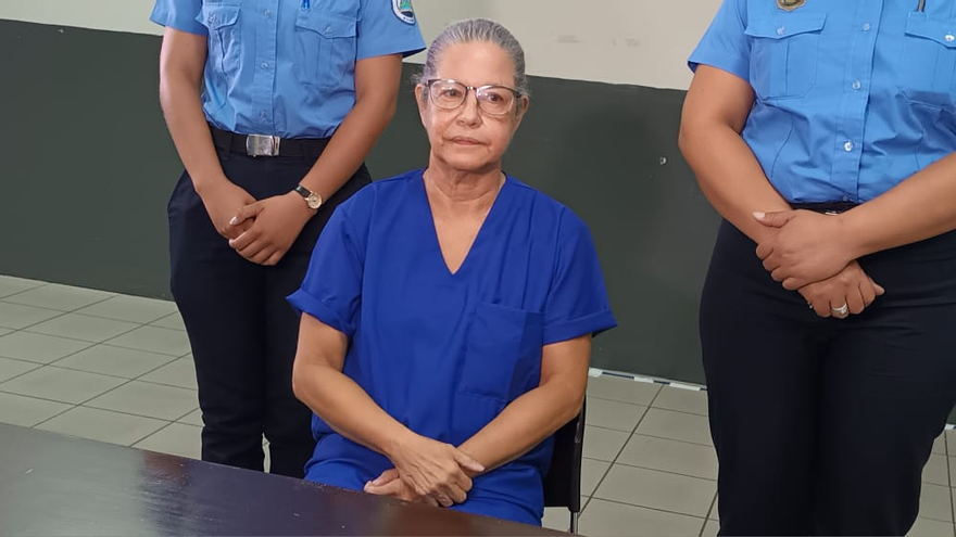 La opositora nicaragüense Violeta Granera, exhibida en los medios oficiales con uniforme de presidiaria. (La Prensa)