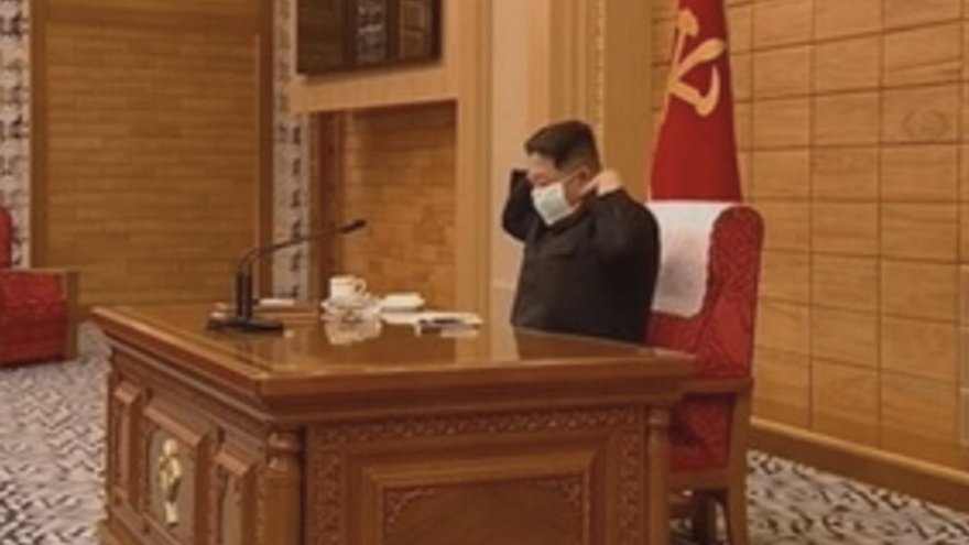 El líder norcoreano Kim Jong-un pidió mejorar la distribución de medicinas ante la avalancha de casos. (EFE/captura)