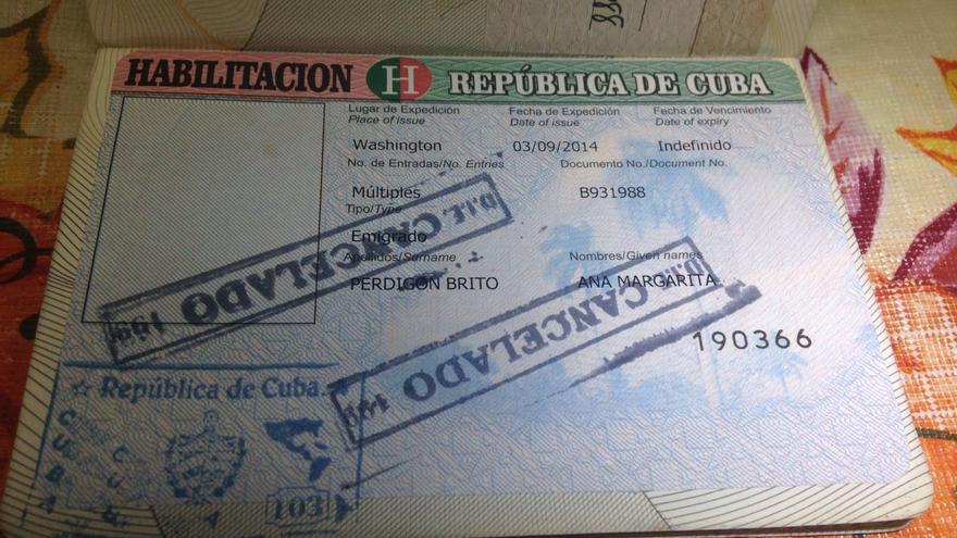 El pasaporte de la activista cubana exiliada Ana Perdigón Brito. (14ymedio)