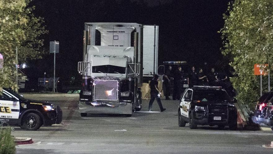 Había al menos 38 personas dentro del camión que transportaba inmigrantes. (EFE)