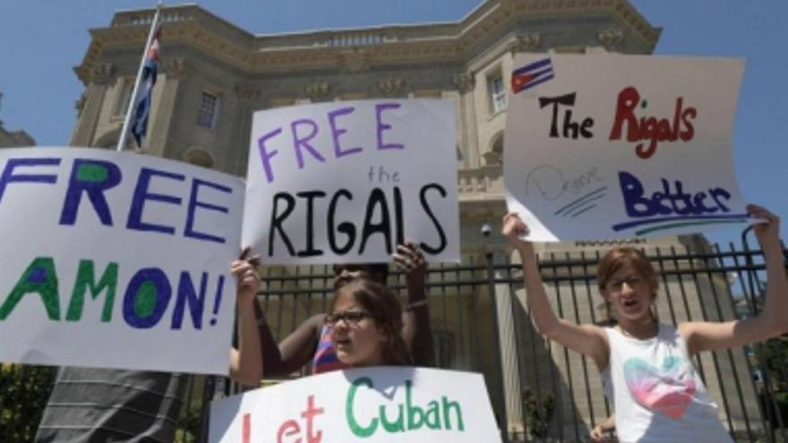Un grupo de personas protesta frente a la embajada cubana en Washington. (EFE)