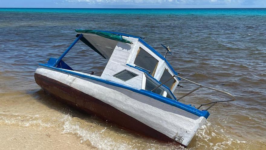 En este bote de pescadores llegaron varios cubanos a playa Delfines, en Cancún. (Facebook/Periodismo Objetivo)