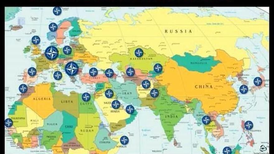 La imagen consiste en un planisferio en el que se destaca a Rusia en color amarillo, con una gran cantidad de insignias con la rosa de los vientos de la OTAN rodeando a este país en ubicaciones europeas, asiáticas y americanas. (Granma)