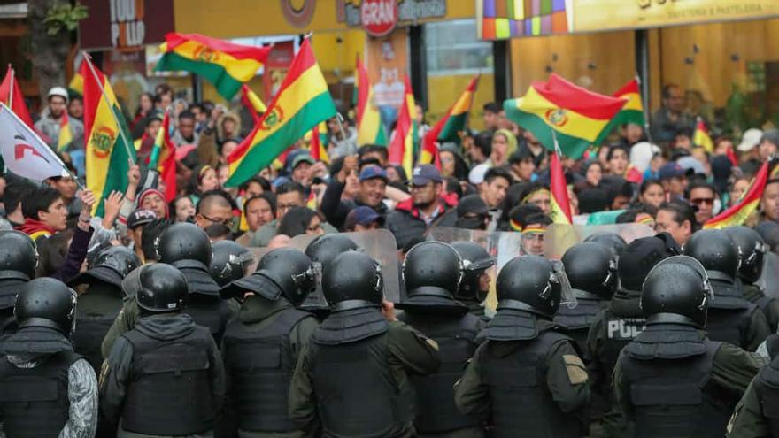 La policía contiene las marchas en una plaza en Bolivia. (EFE)