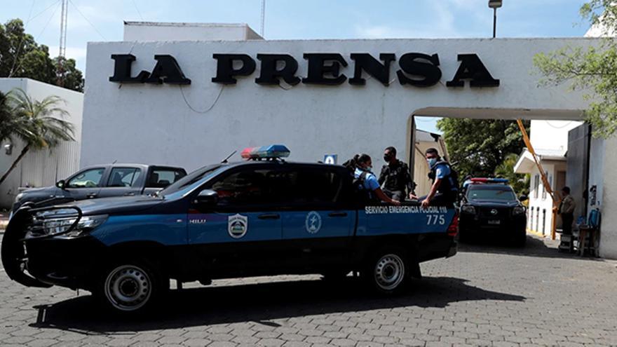 Los policías han mantenido custodia en el edificio de La Prensa. (EFE)