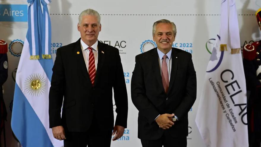 El presidente de Argentina, Alberto Fernandez (d), recibe al presidente de Cuba, Miguel Díaz-Canel, en el inicio de la cumbre de la Celac de 2023, en Buenos Aires (Argentina). (EFE/Matías Martín Campaya)