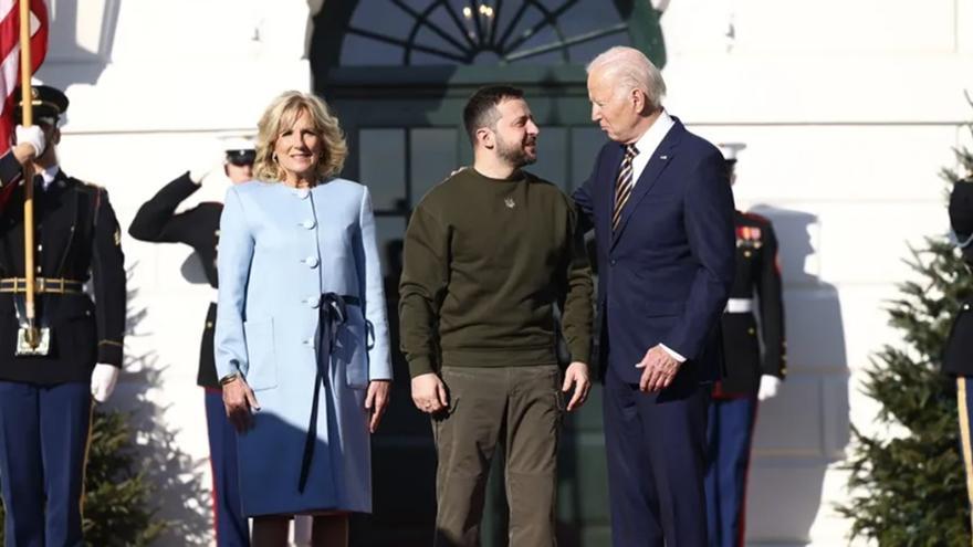 El presidente estadounidense Joe Biden (d) y la Primera Dama Jill Biden (i) dan la bienvenida al presidente ucraniano Volodymyr Zelensky (C) al Jardín Sur de la Casa Blanca. (EFE/JIM LO SCALZO)