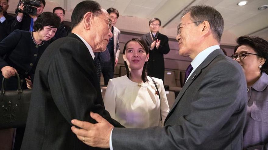 El presidente de Corea del Sur, Moon Jae-in, habla la hermana del líder norcoreano, Kim Yo-jong y el presidente honorífico de Corea del Norte, Kim Yong-nam, durante el concierto de este sábado en los Juegos Olímpicos. (EFE/EPA/YONHAP)