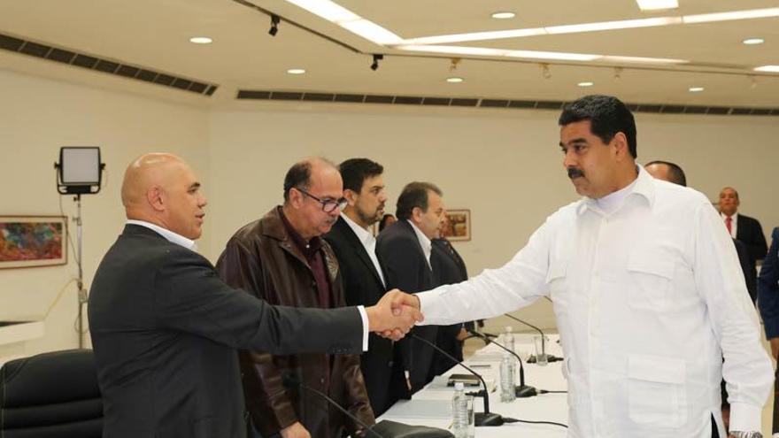 El presidente Nicolás Maduro saluda a la oposición antes del comienzo de la mesa de diálogo. (Prensa Presidencial)