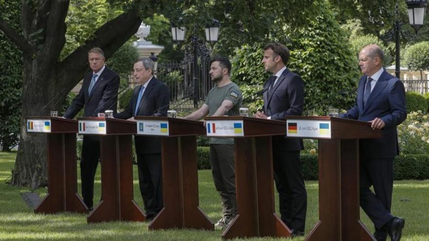 De izquierda a derecha, el presidente rumano, Klaus Iohannis; el primer ministro italiano Mario Draghi; el presidente ucraniano, Volodímir Zelenski; el presidente francés, Emmanuel Macron, y el canciller alemán Olaf Scholz, en Kiev. (EFE/EPA/Sergey Dolzhenko)