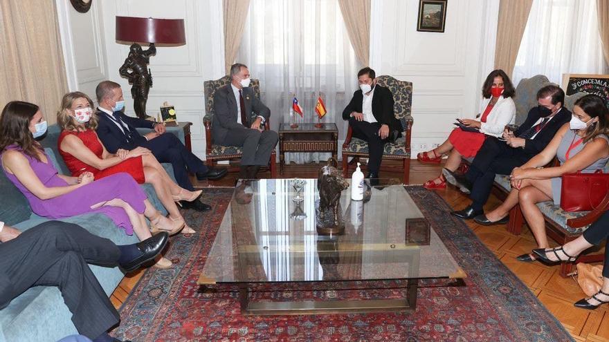 El próximo presidente chileno durante su encuentro con la delegación española, encabezada por el rey Felipe VI. (YDíaz)