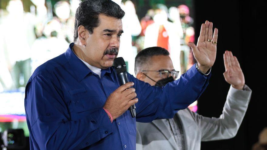 El presidente venezolano, Nicolás Maduro, juramentó a los 20 miembros de la comisión. (EFE)