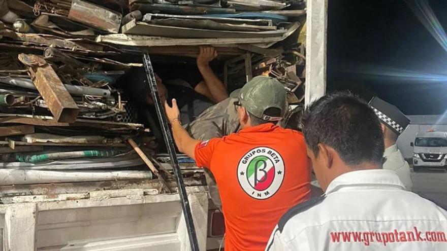 Los cubanos viajaban ocultos en la caja de un camión que presuntamente transportaba desperdicio industrial. (INM)