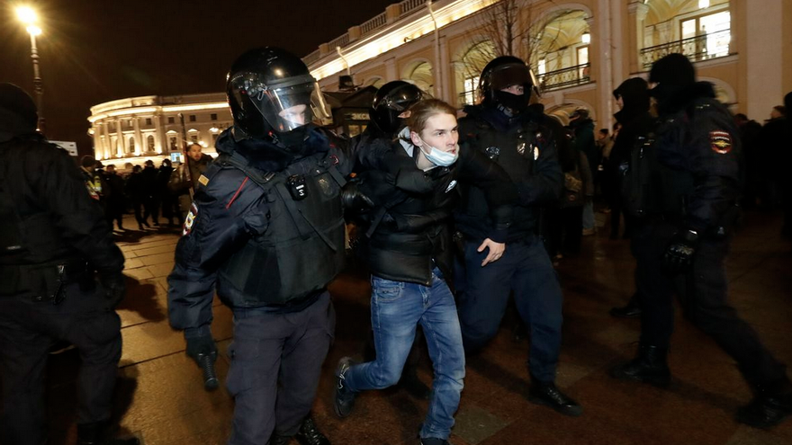 Un protestante es detenido en San Petersburgo este sábado. (EFE/EPA/Anatoly Maltsev)